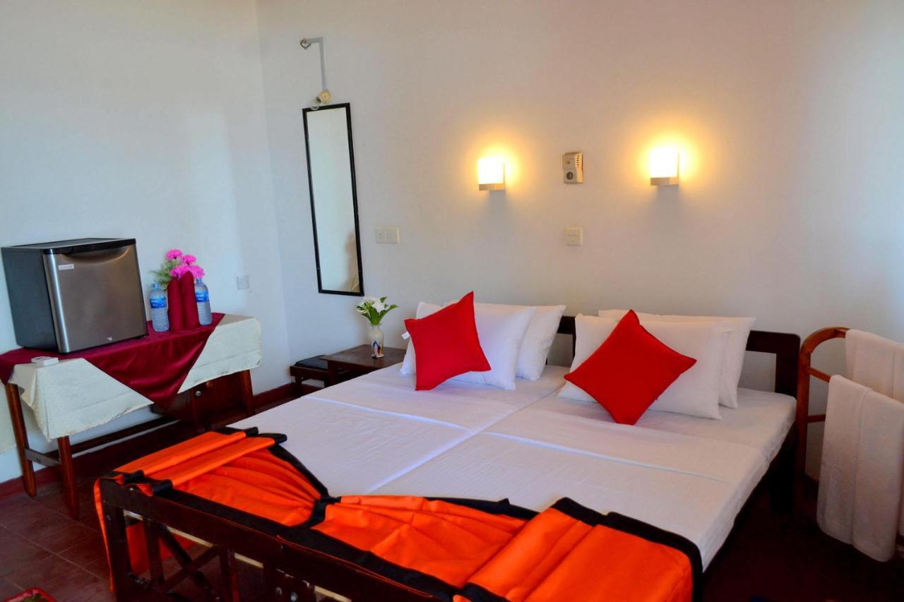 New Seaside Inn Хиккадува Экстерьер фото