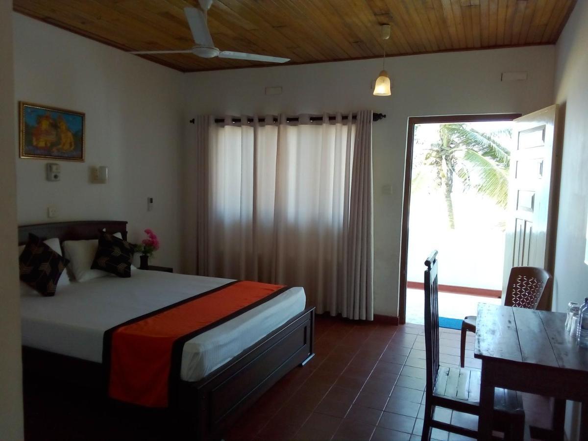 New Seaside Inn Хиккадува Экстерьер фото