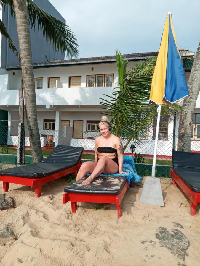 New Seaside Inn Хиккадува Экстерьер фото
