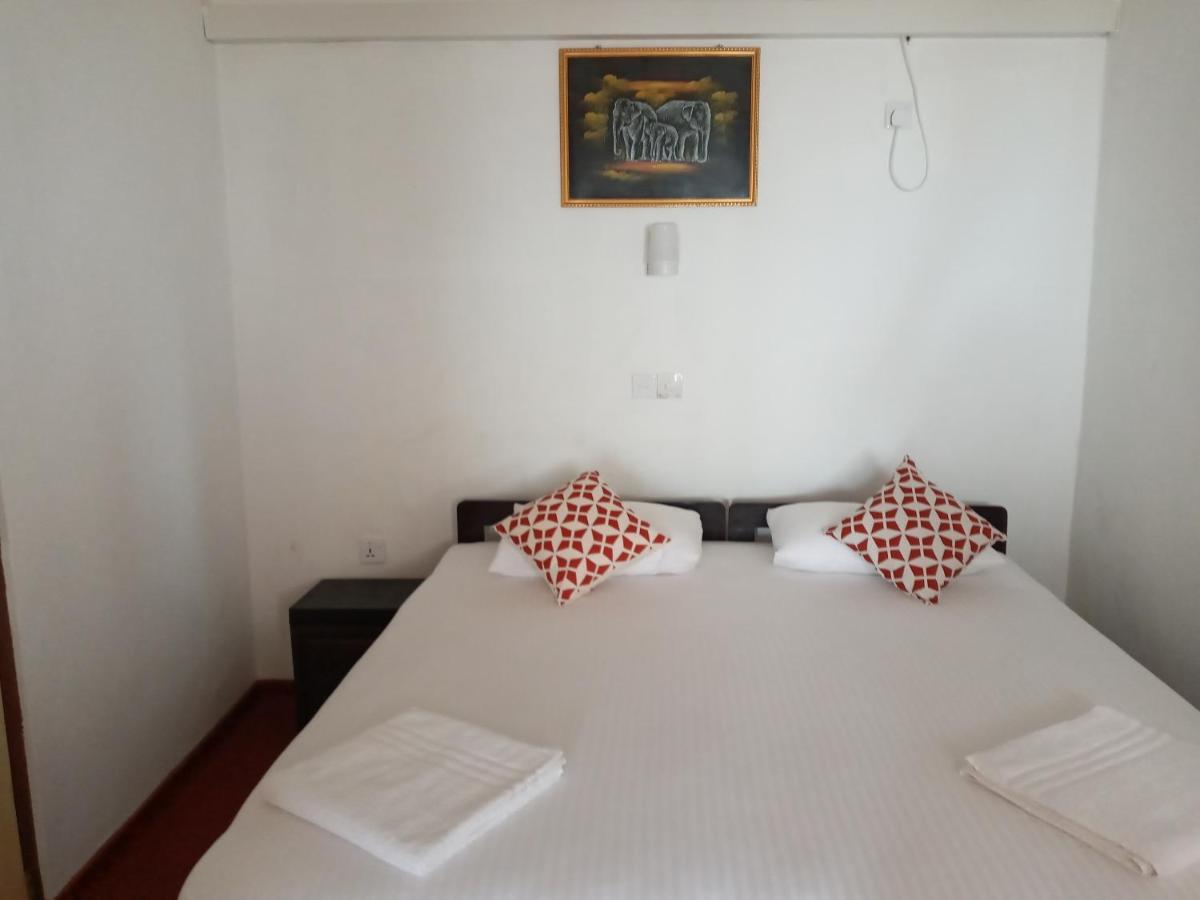 New Seaside Inn Хиккадува Экстерьер фото