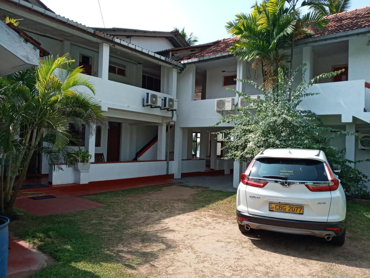 New Seaside Inn Хиккадува Экстерьер фото