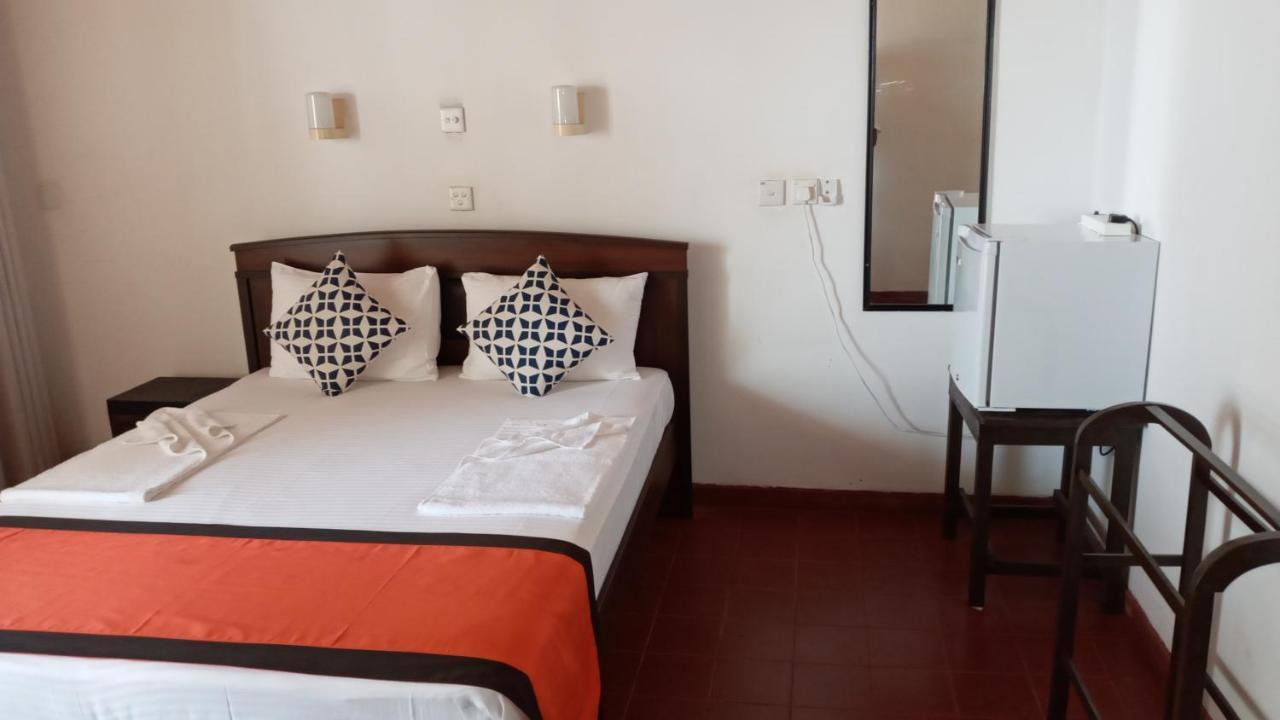 New Seaside Inn Хиккадува Экстерьер фото