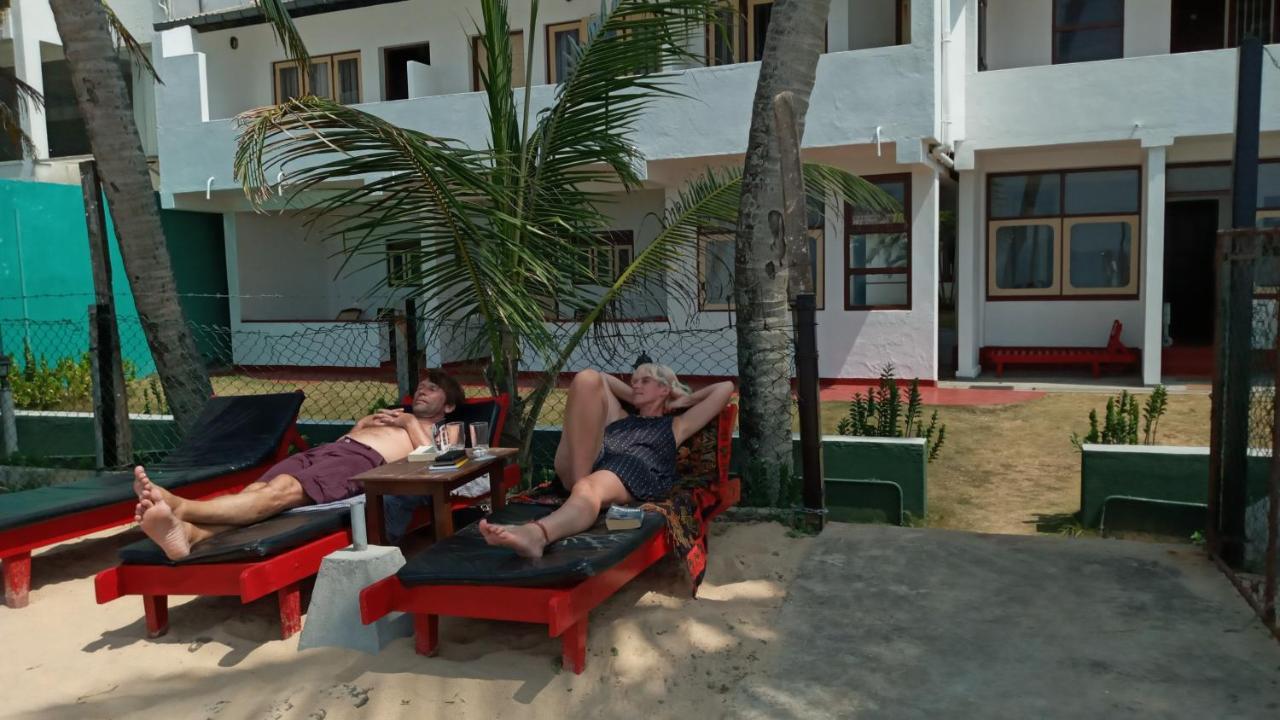 New Seaside Inn Хиккадува Экстерьер фото