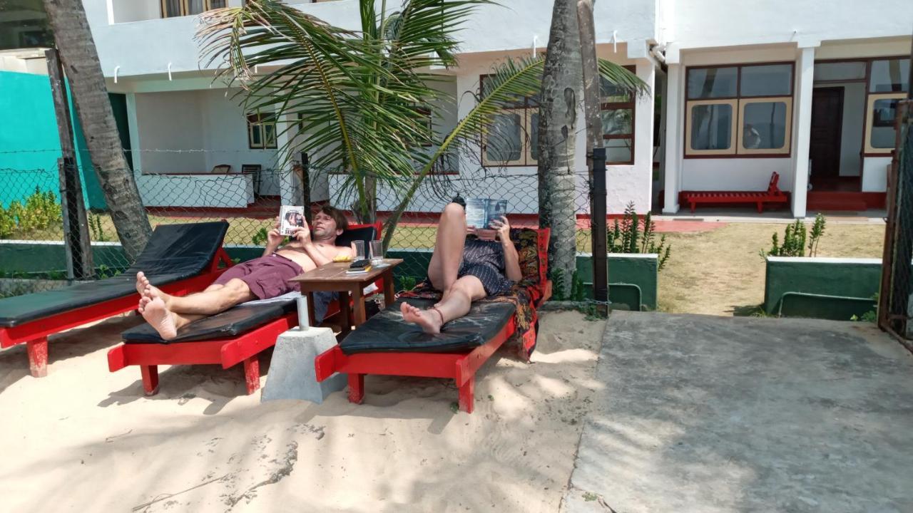 New Seaside Inn Хиккадува Экстерьер фото